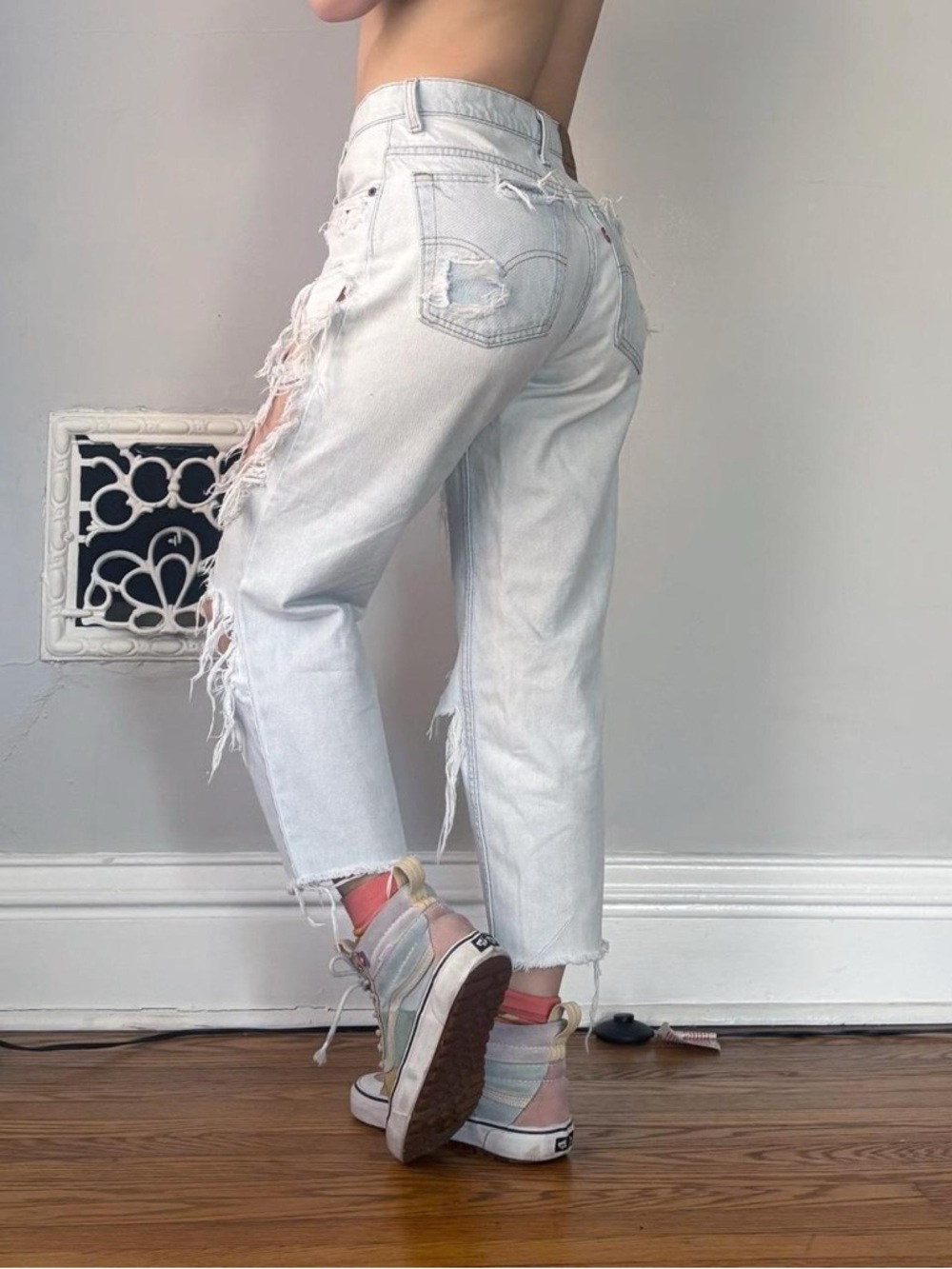 Vintage 90s thrashed / distressed Levis 550 light wash cropped jeans